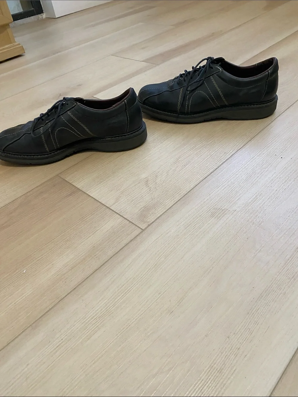 Allen Edmonds Voyager Black Leather Lace-Up Shoes with Contrast Stitching